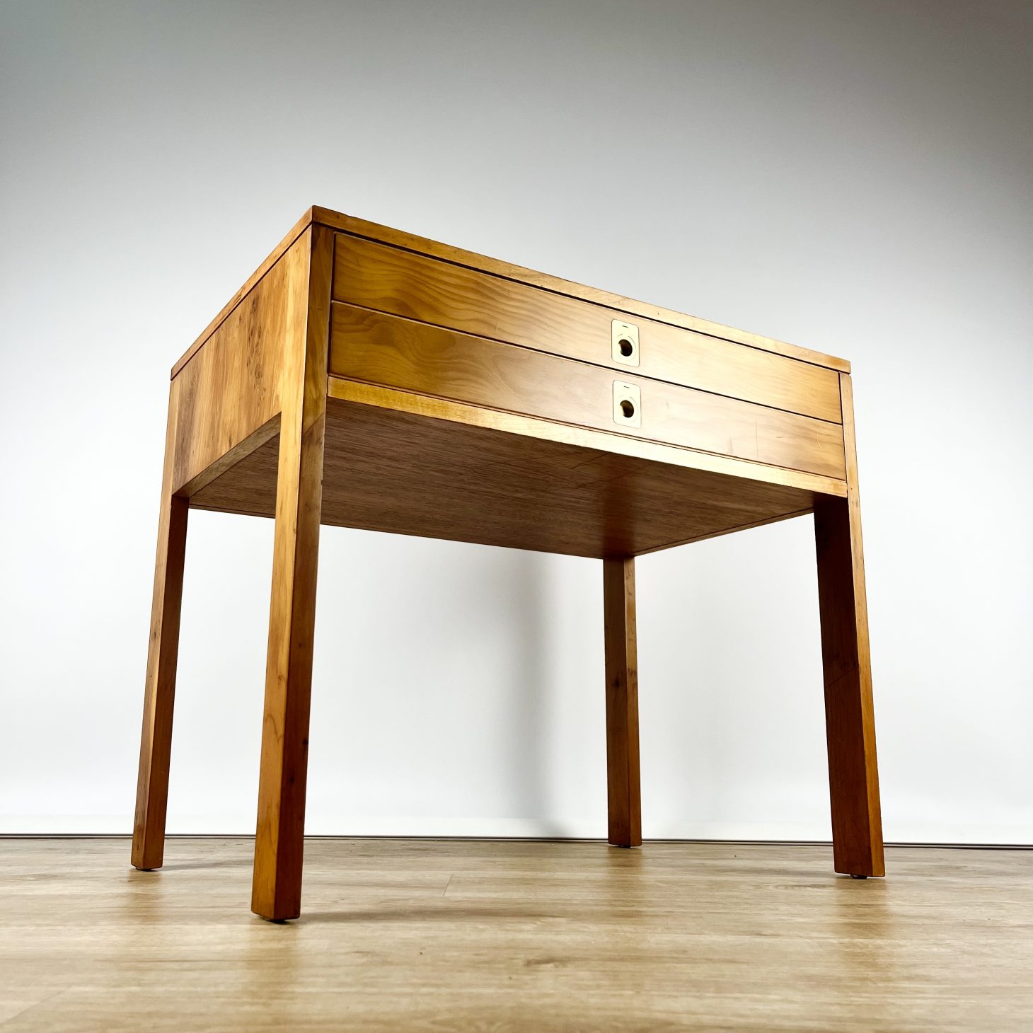 Robert Heritage for Archie Shine Yew Wood Side Table, British 1960s